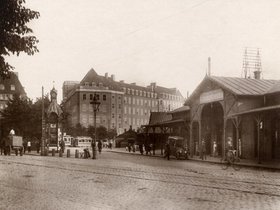 Gyldenløvesgade-ud-for-Klampenborgbanens-station-ca.-1917.jpg